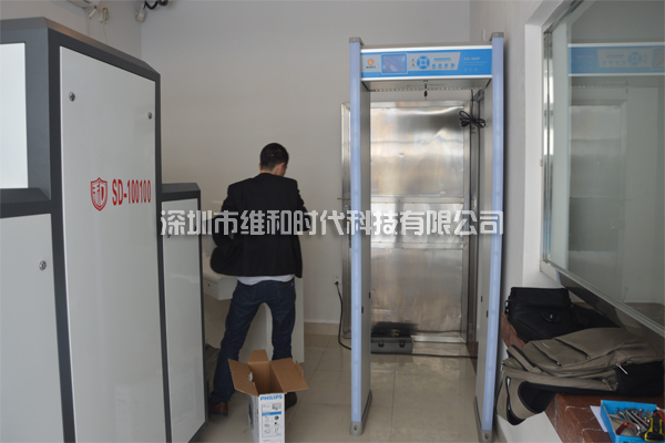 X光安检机与液晶屏安检门配套使用效果图